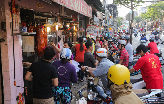 Người Sài Gòn chi tiền triệu mua heo quay nguyên con cúng Thần Tài